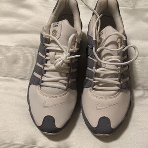 Never won Nike shox men's sneaker size 10